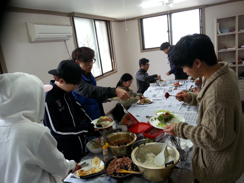 저희는 맛있께 점심을 직접 지어 먹습니다