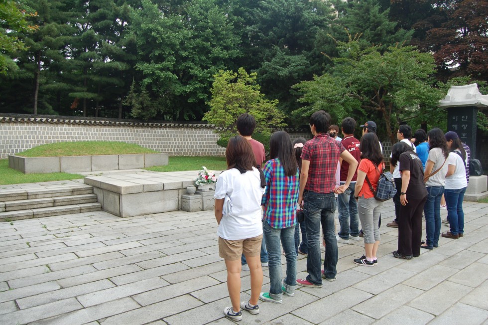 도산 안창호 선생님 묘소 앞에서 참배