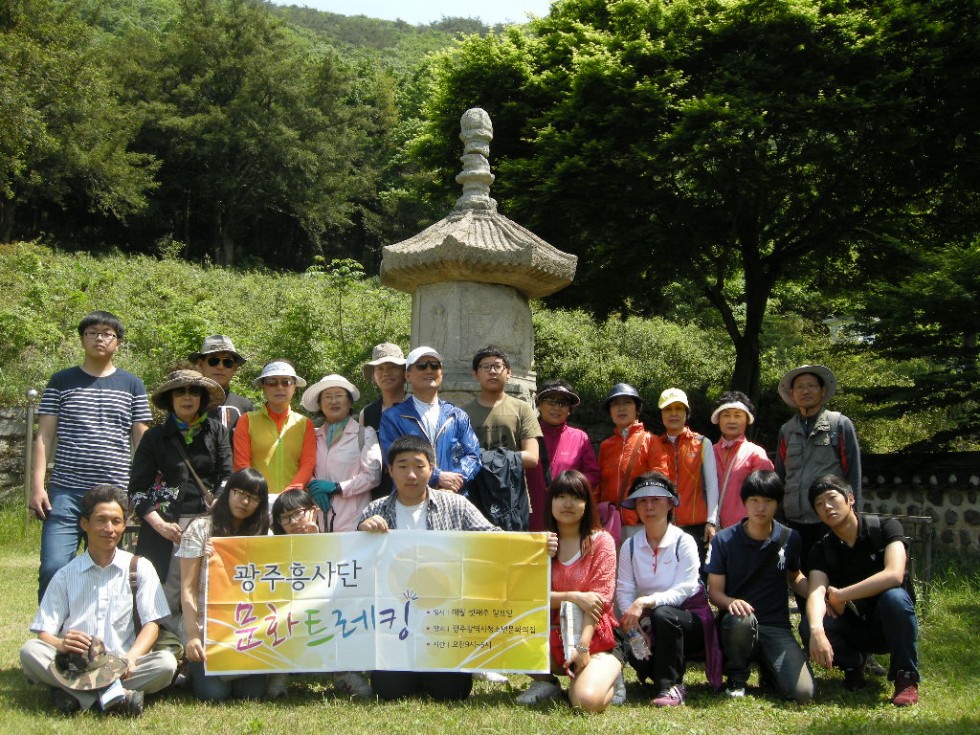 보물로 지정된 보조선사 체징스님의  창성탑 (부도 및 비석)에서 단체사진