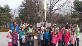 도산공원~ 안창호 선생님 동상 앞에서 단체사진~ 사진을 클릭하시면 더 지세히 볼수 있습니다!